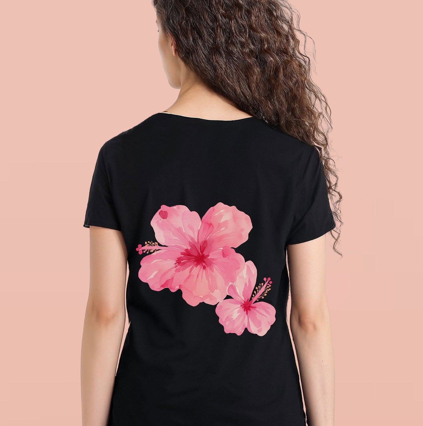 Feeling fresh in our new floral tee. Black/ White