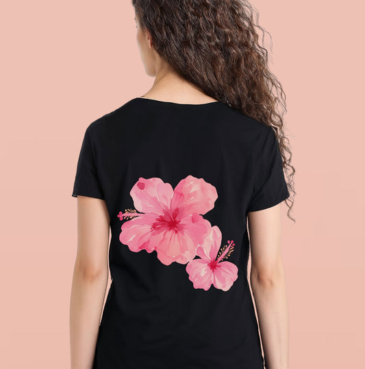 Feeling fresh in our new floral tee. Black/ White
